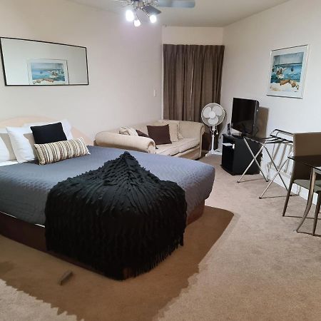 Oceanside Resort Internal Ground Floor Studio Unit Privately Owned In Mt Maunganui No External Window Or Air Conditioning Mount Maunganui Eksteriør billede